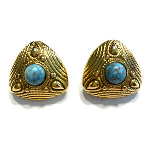 GJD GINNIE JOHANSEN Textured Gold Tone Faux Turquoise Triangle 1” Clip Earrings